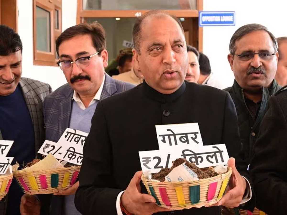 भाजपा विधायक विरोध जताने के लिए गाय का गोबर लेकर विधानसभा पहुंचे भाजपा विधायक विरोध जताने के लिए गाय का गोबर लेकर विधानसभा पहुंचे